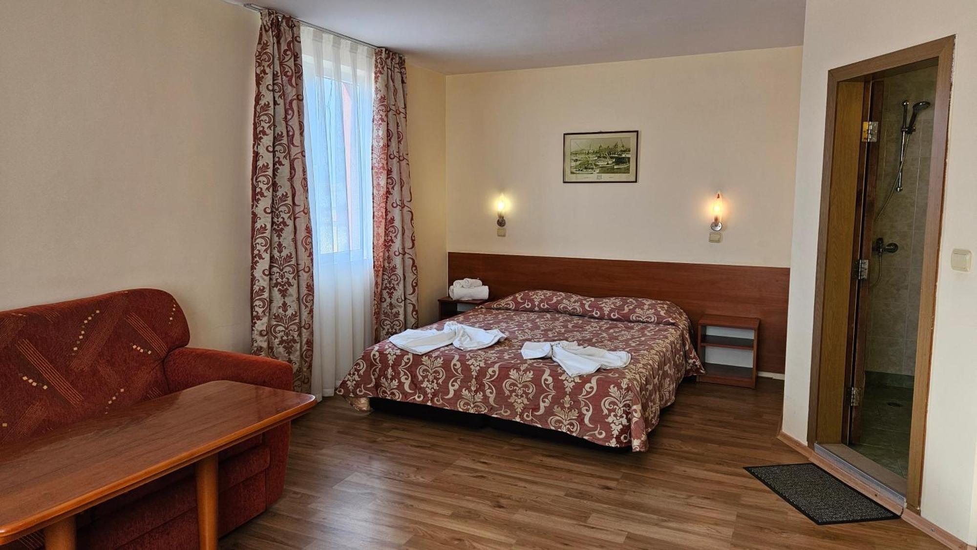 Caprice Family Hotel Varna Exteriör bild