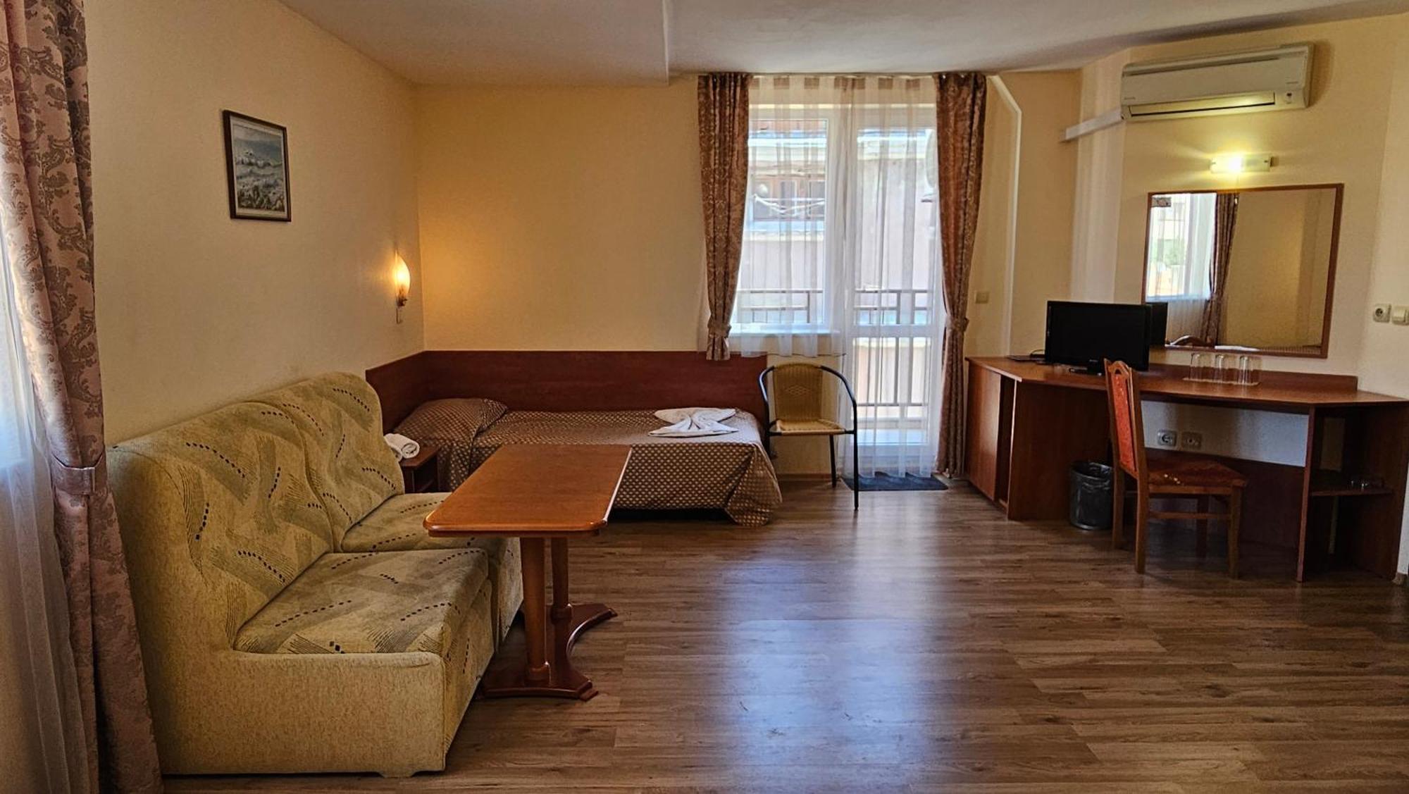 Caprice Family Hotel Varna Exteriör bild