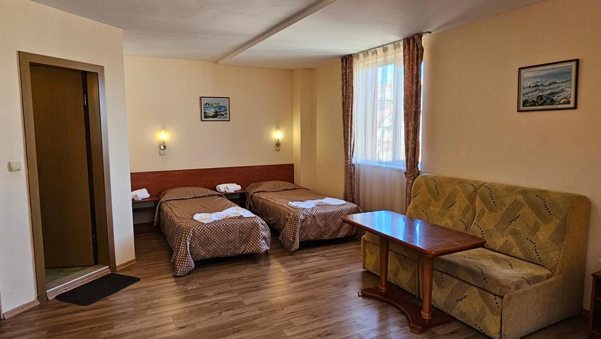 Caprice Family Hotel Varna Exteriör bild