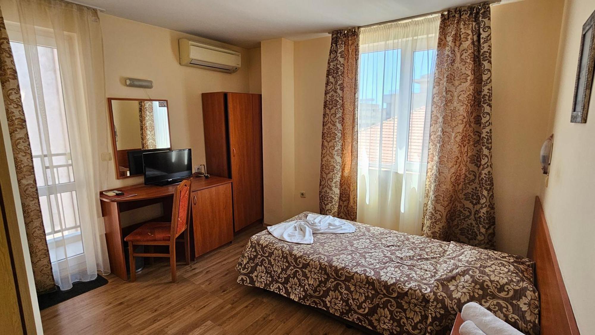 Caprice Family Hotel Varna Exteriör bild